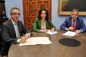 Firma del convenio entre el alcalde de Lucena, Juan Pérez, y la presidenta de la Diputación, M.Luisa Ceballos