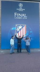 Aficionados cordobeses trasladado a Lisboa. De izquierda a derecha, Francisco y José Torres Sánchez de la Peña colchonera "Luque" de El Carpio; y Guillermo, amigo sevillano.