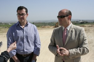 El Alcalde de Montilla, Federico Cabello de Alba, junto con el Teniente de Alcalde de Desarrollo Económico, José Manuel Lucena, trabajos parque empresarial, montilla