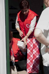 Reparto de alimentos por voluntarios de Cruz Roja