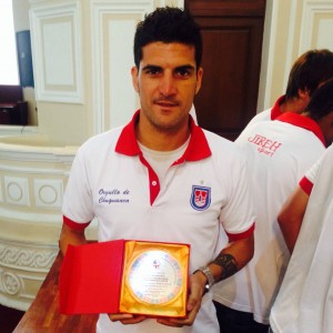 Rubén Cuesta con su pñaca conmemorativa del camponato. Foto: Twitter