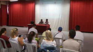 el alcalde de la victoria, José Abad, y el coordinador del IAJ, Alberto Mayoral, durante la explicación del programa emple@ joven