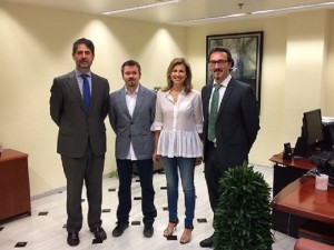 Miembros de Aprosub y la Fundación Cajasur en la firma del convenio. 
