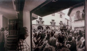 Foto realizada por Raúl Florencio Aparicio Duval, galardonada con un accesit. Rerepresenta la entrada de Nuestra Señora de la Presentación en la Plaza de la Judería.