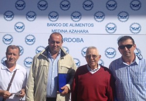 El presidente del Comité de Empresa de Emacsa,  Juan Vázquez, y el vocal Juan Antonio López entregaron hoy al presidente del Banco de Alimentos de Córdoba, Carlos Eslava Martín, seis palés de alimentos.