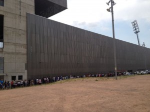 Desde el lunes estas son las colas que se ven en el  Arcángel. Foto: CBN.