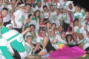 Imagen de la actual plantilla celebrando el ascenso. Foto: CBN.