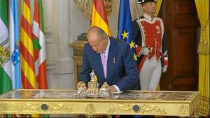 El Rey estampa su rúbrica
