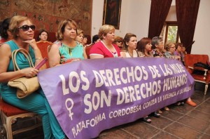 Mujeres en el Pleno abogando por la igualdad de género. 