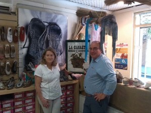 Gerardo y su mujer en su alpargatería La Canasta