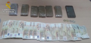 Hachís y dinero intervenido por la Guardia Civil. 