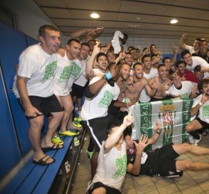 La plantillla celebrando el ascenso
