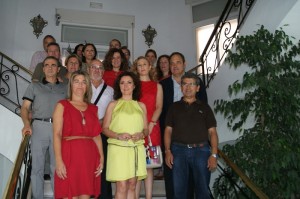 La delegada territorial de Igualdad, Salud y Políticas Sociales, María Isabel Baena, en el centro, acompañada por representantes de las diferentes asociaciones e instituciones que componen el Consejo Provincial de Participación en Drogodependencia.