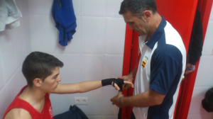 Uno de los entrenadores preparando a un alumno para realizar sus ejercicios.