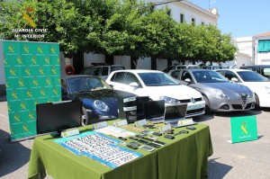 Imagen de algunos de los vehículos y objetos sustraídos por los agentes.