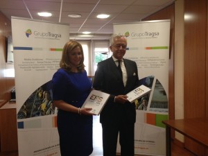 Imagen de la consejera y el escritor en la presentación del libro.