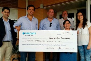 La entrega del cheque por parte del presidente del club y del director de Barclays a la directora de Fuente de vida adoratrices. Foto: Comunicación Bball.