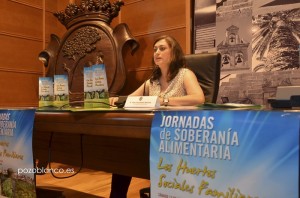 Pilar Fernández, concejala – delegada de agricultura del Ayuntamiento de Pozoblanco, presentando en rueda de prensa las Jornadas de Soberanía Alimentaria y Huertos Sociales Familiares.
