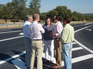 La delegada territorial de Fomento y Vivienda, Marisantos Córdoba, ha visitado hoy, acompañada del alcalde Villanueva de Córdoba, Francisco Javier Arenas, las obras de acondicionamiento que se están desarrollando en la A-421, carretera de acceso a la estación del AVE de Los Pedroches