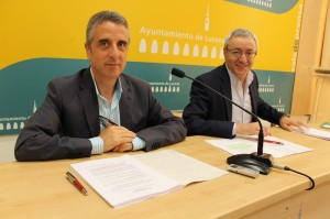 El alcalde de Lucena, Juan Pérez, y el concejal de Servicios Sociales, Carlos Villa, en rueda de prensa. 