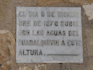 Fotrografía de uno de los azulejos que indican a la altura a la que llegó el agua en una de las riadas.