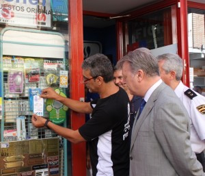 Acto de colocación de los carteles. 