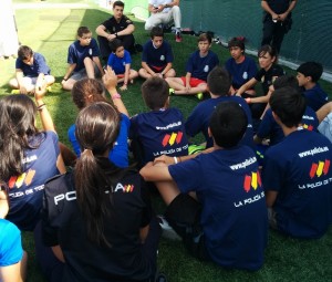 Fotrografía de una de las charlas realizadas por los agentes.