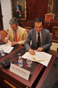 Imagen de la firma del convenio.