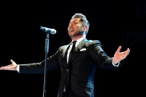 Actuación de Miguel Poveda en el 34 Festival de la Guitarra. / Foto: CBN. 