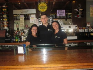 Lázaro con su tía y su madre, las dos personas que le han apoyado en todo momento en su aventura.