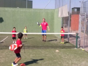 Los más pequeños disfrutan realizando deporte durante toda la mañana.