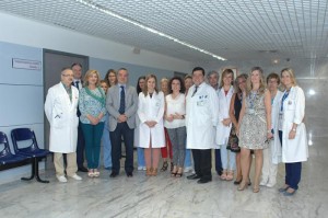 La delegada de Igualdad, Salud y Políticas Sociales, María Isabel Baena, en el centro, durante la inauguración de la nueva sala para tratar a pacientes que precisan terapias respiratorias.