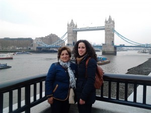 Trini suele ocupar su tiempo libre saliendo a comer con sus amigas.