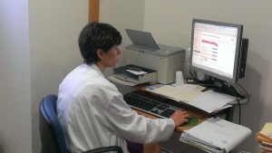 En la imagen una profesional consulta el registro de voluntades vitales.