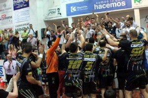 Imagen del Ángel Ximénez celebrando la permanencia.