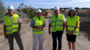 El delegado territorial de Agricultura, Pesca y Medio Ambiente, Francisco Zurera. y el alcalde de La Victoria, José Abad, junto a representantes municipales, durante la visita realizada a las obras del camino rural de La Victoria.