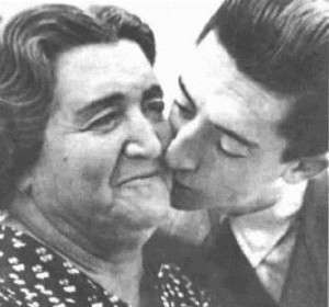 Esta fotagrafía plasma el cariño que el torero sentía por su madre a la que antepuso en muchas ocasiones a el amor de su vida Lupe Sino.