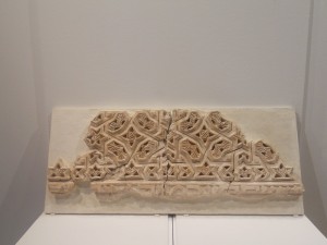  fragmento de yesería decorativa de la Sinagoga de Córdoba conservado en el Museo Arqueológico.