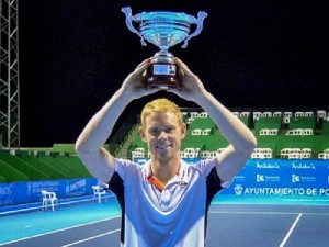 Edward Corrie posa con su trofeo de campeón. Foto: Club de tenis Pozoblanco.