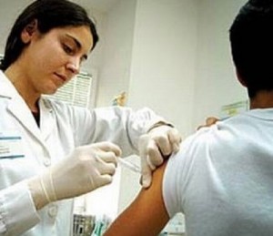 Una enfermera poniendo una vacuna.