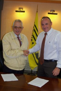 Javier Piedra, director-gerente de Supermercados Piedra y Carlos Eslava, presidente del Banco de Alimentos antes de firmar el convenio.