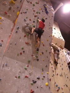 El joven practicando una de sus actividades favoritas, la escalada.