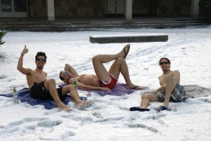 El cordobés haciendo frente a la fría nieve en una divertida imagen junto a dos amigos.