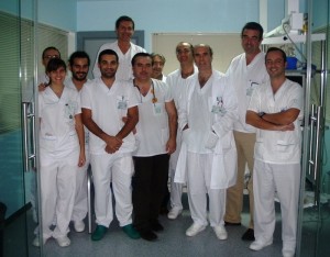 Parte de los profesionales sanitarios que trabajan en el servicio de Medicina Intensiva y Urgencias del Hospital de Montilla.