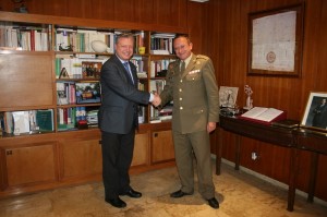 El subdelegado del Gobierno junto al Coronel Landaburu. 