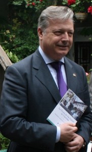 Juan José Primo Jurado muestra su libro. 