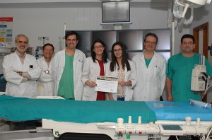 Neurorradiólgos del hospital muestran uno de los premios obtenidos