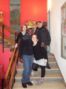 Azahara con alguno de los voluntarios que llegan diariamente aI bagni Pubblici.