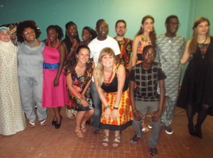 Voluntarios e inmigrantes junto a Azahara en un desfile hecho con uno de los colaboradores y fundadores de I bagni Pubblici. 