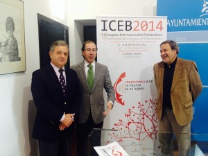 El delegado de Medio Ambiente Urbano del Ayuntamiento de Córdoba, Rafael Jaén, el vicepresidente de la Diputación, Salvador Fuentes y el comisario del congreso, Esteban Hernández.